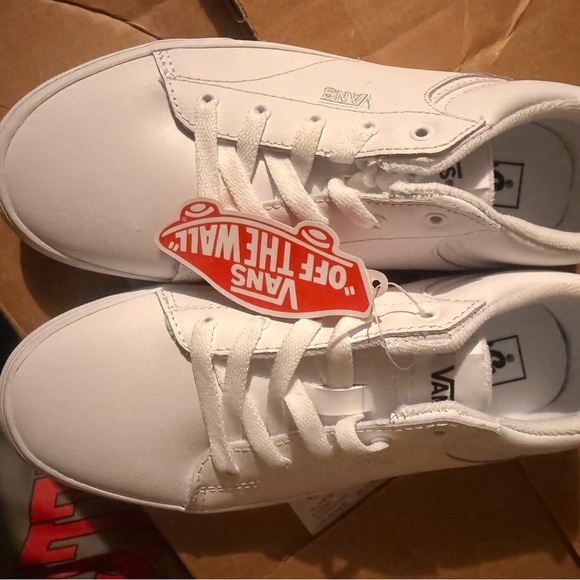 NWT Vans Classic White Seldan Leather Sneakers-Skate shoes (Unisex) - Picture 1 of 5